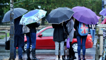 Astăzi nu scapi de nori și ploaie. Cum va fi vremea în weekend