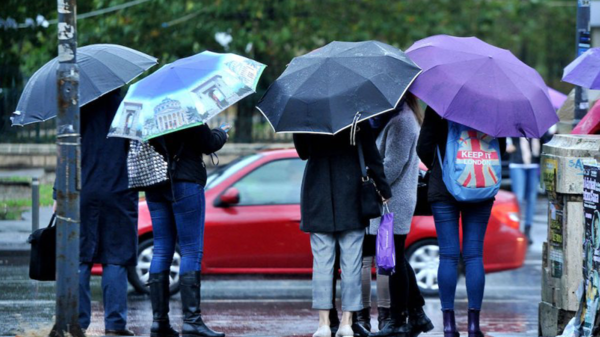 Astăzi nu scapi de nori și ploaie. Cum va fi vremea în weekend