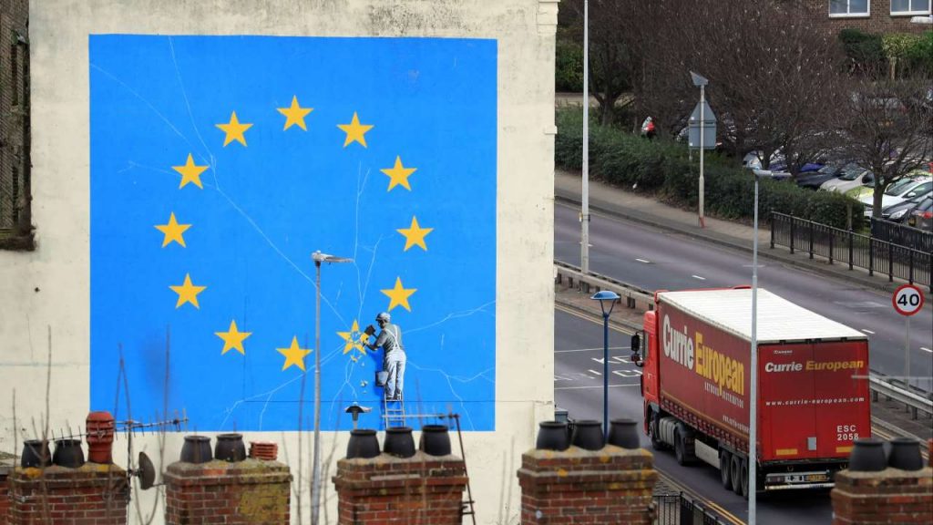Britanicilor li s-a pus pata pe controversatul artist Banksy. O pictură murală realizată după Brexit a fost distrusă