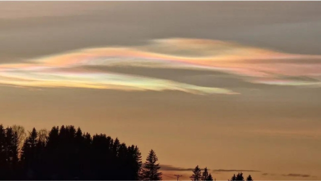 FOTO. Spectacol rar pe cerul arctic. Observatorii au văzut mici curcubeie din cristale de gheață