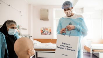 FOTO. În cadrul programului MedLife de testare genetică, David Popovici a oferit primele 20 de fundițe aurii din medalia de la Mondiale copiilor care au supraviețuit cancerului