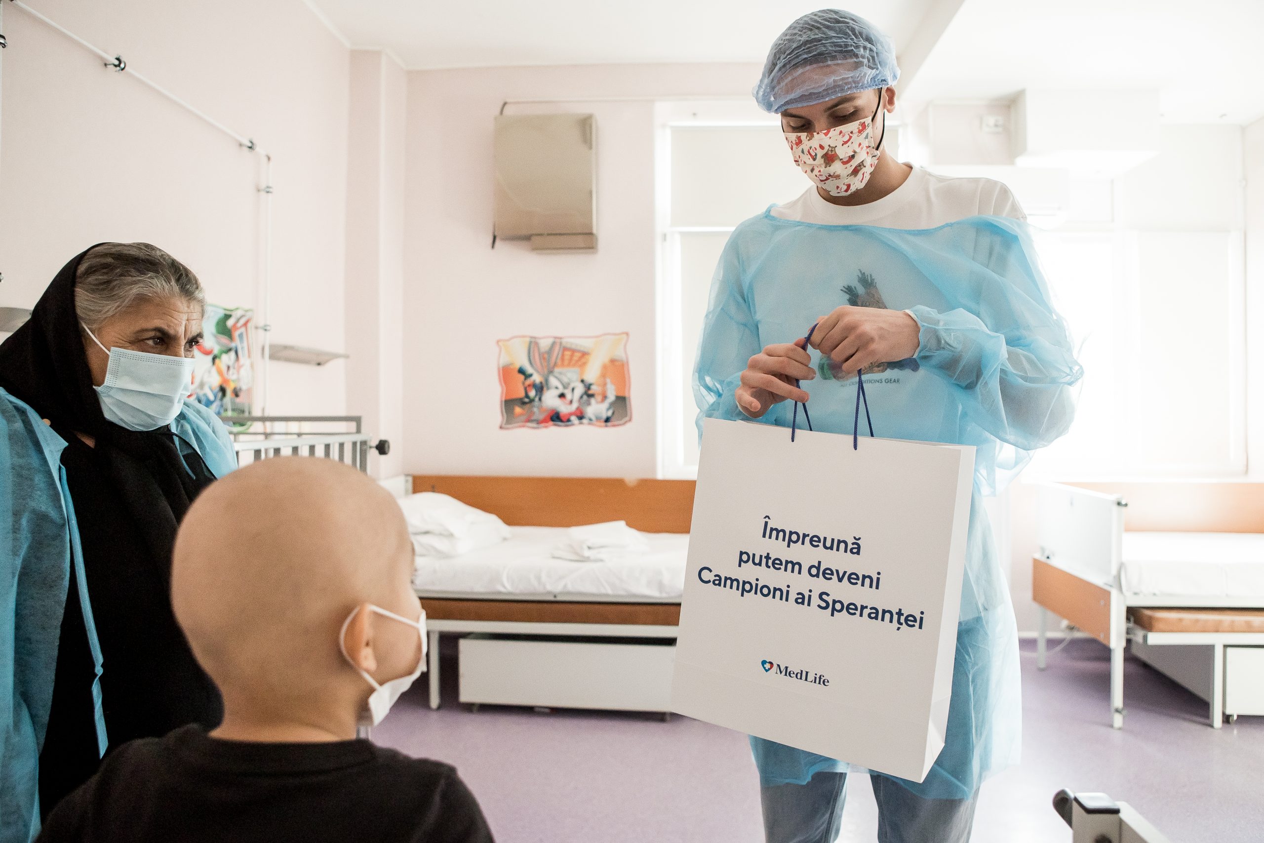 FOTO. În cadrul programului MedLife de testare genetică, David Popovici a oferit primele 20 de fundițe aurii din medalia de la Mondiale copiilor care au supraviețuit cancerului