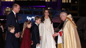 FOTO/VIDEO. Familia Regală s-a reunit la slujba anuală de colinde de Crăciun din Westminster Abbey. Prințul Louis a atras din nou toate privirile