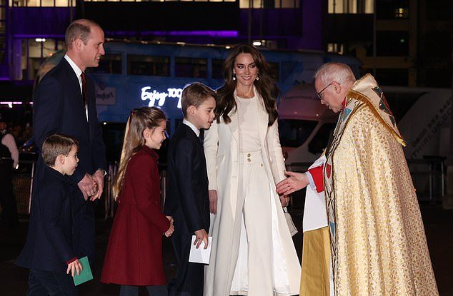 FOTO/VIDEO. Familia Regală s-a reunit la slujba anuală de colinde de Crăciun din Westminster Abbey. Prințul Louis a atras din nou toate privirile