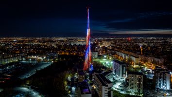 Sediul STS strălucește în tricolor de Ziua Națională a României. Turnul este împodobit cu peste 8.000 de leduri