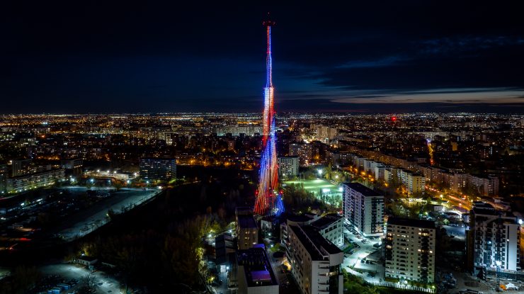 Sediul STS strălucește în tricolor de Ziua Națională a României. Turnul este împodobit cu peste 8.000 de leduri