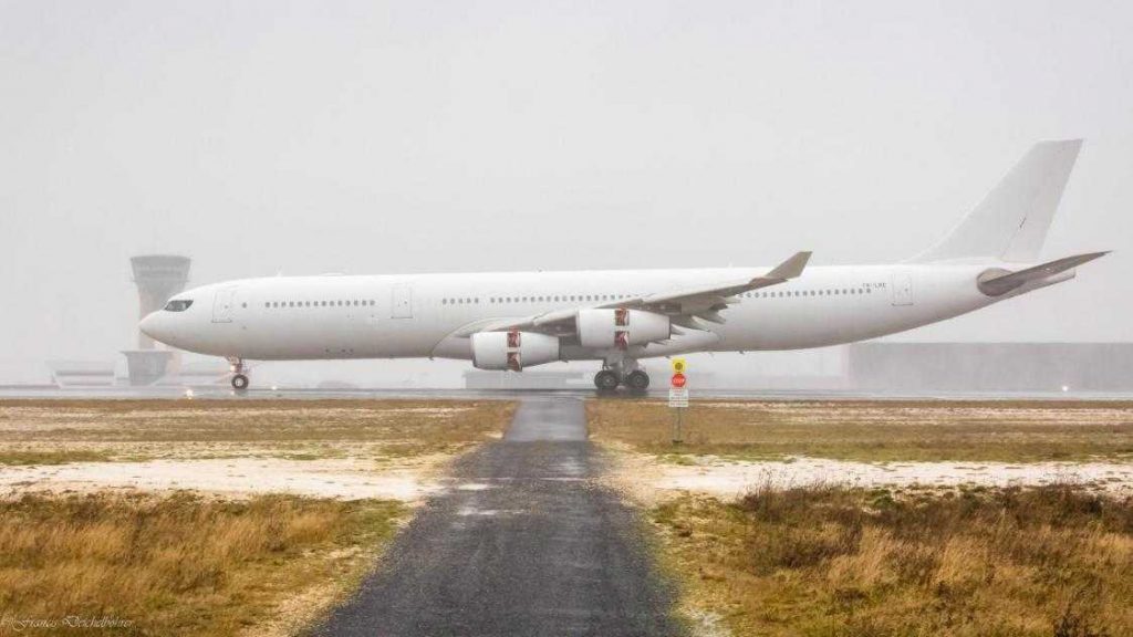 Avionul firmei românești private Legend Airlines, care transporta 303 indieni, este blocat pe aeroportul Vatry din cauza suspiciunilor de „trafic de persoane”. Parchetul din Paris a deschis o anchetă