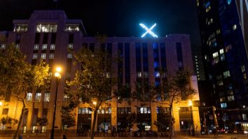 Peste 10 milioane de persoane s-au înregistrat pe X în decembrie, spune CEO-ul companiei. Câți bani ar putea pierde din publicitate