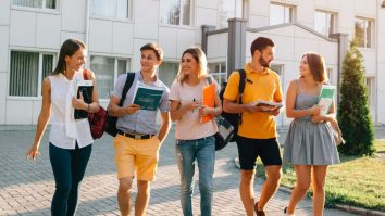 Cum ținem oamenii școliți în țară?