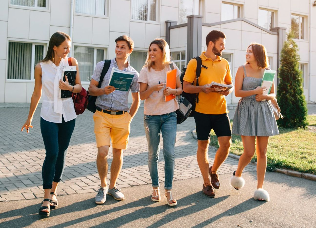 Cum ținem oamenii școliți în țară?