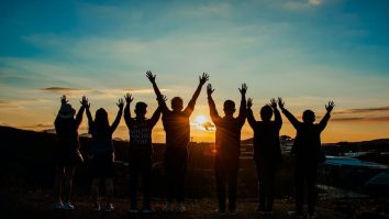 (P) Activități ideale pentru sâmbăta seară alături de prieteni