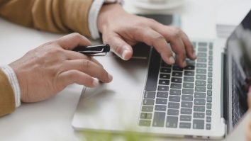 România e codașă la digitalizare: 28% dintre românii au cunoștințe digitale de bază