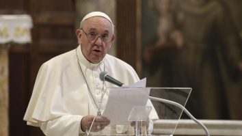 Papa Francisc binecuvântează cuplurile gay. Co-președinte ACCEPT: „E o veste extraordinară!”