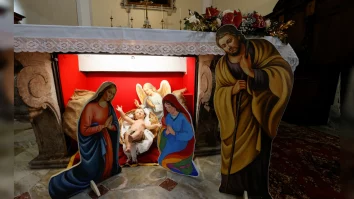 „Ieslea incluzivă” îl prezintă pe Iisus cu două mame, într-o biserică din sudul Italiei. Preotul: „Nu există doar familia tradițională”