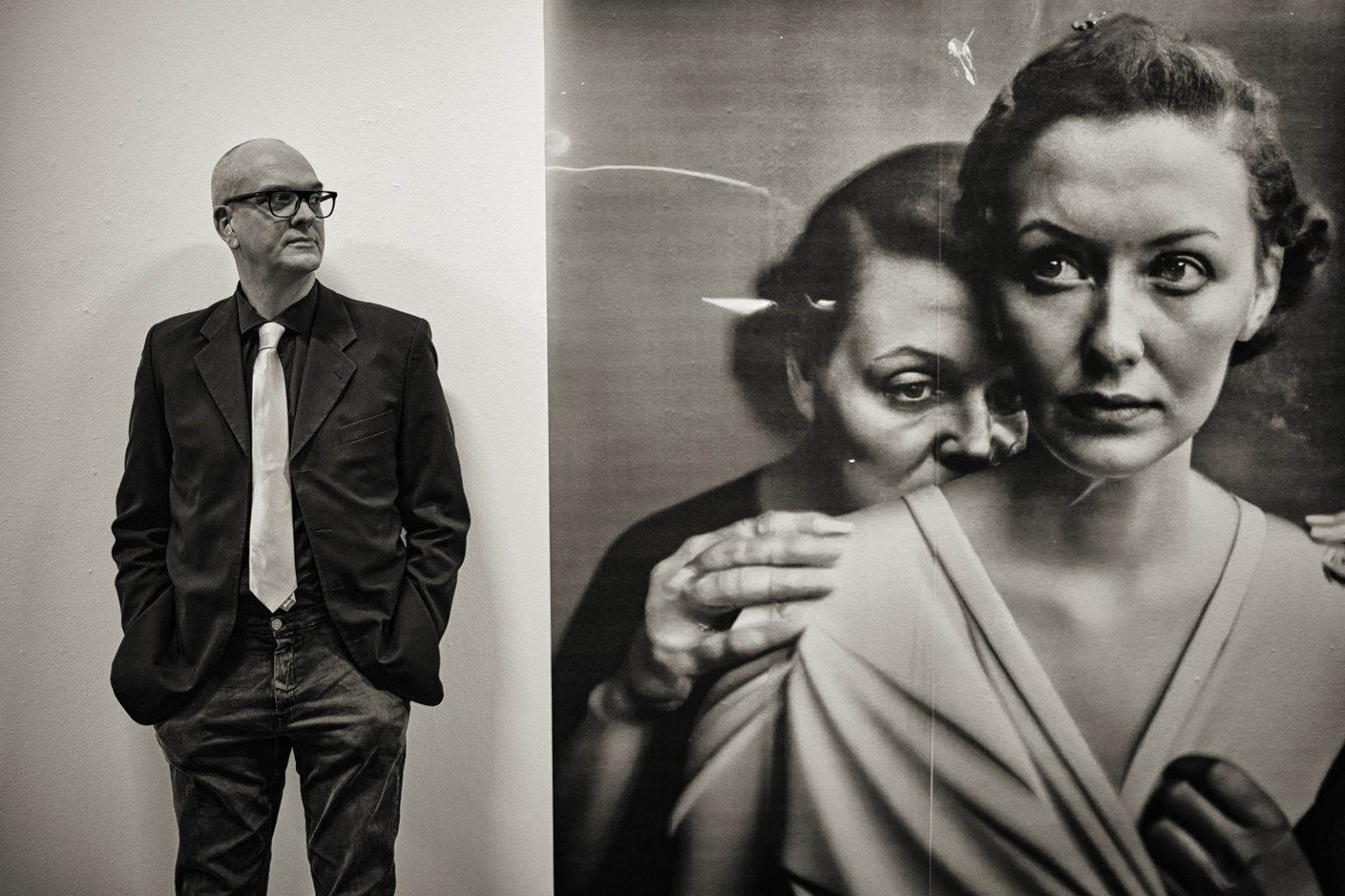Cum păcălește Inteligența Artificială lumea fotografiei? Un artist vizual din Berlin deschide o galerie de artă generată de A.I.