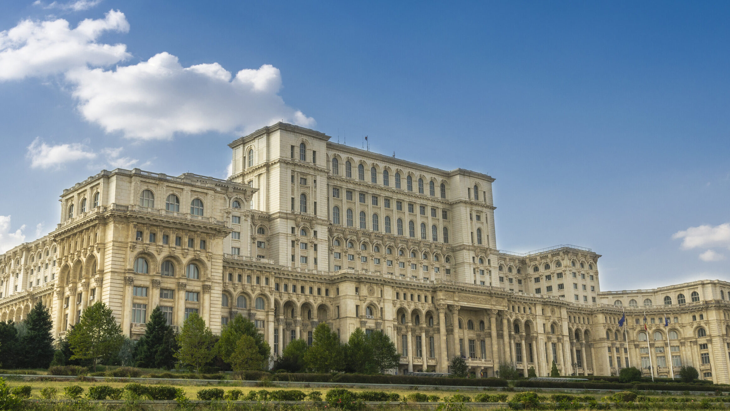 Atenție, cade tencuiala! Sunt restricții în anumite zone ale Casei Poporului pentru a evita posibile accidente