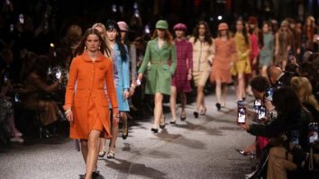 Chanel Metiers d’Art: Modelele transformă o stradă din Manchester în catwalk