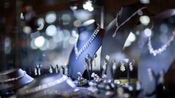 Extravaganță de Crăciun. Ce aduce Moșul sub brad anul acesta