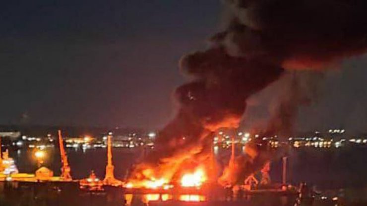 FOTO. Imaginile din satelit arată pagubele provocate unei nave a marinei ruse după atacul ucrainean în Crimeea