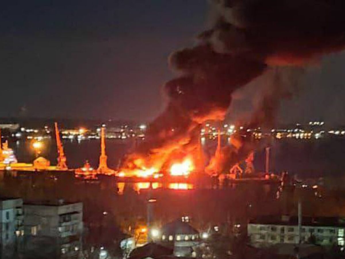 FOTO. Imaginile din satelit arată pagubele provocate unei nave a marinei ruse după atacul ucrainean în Crimeea