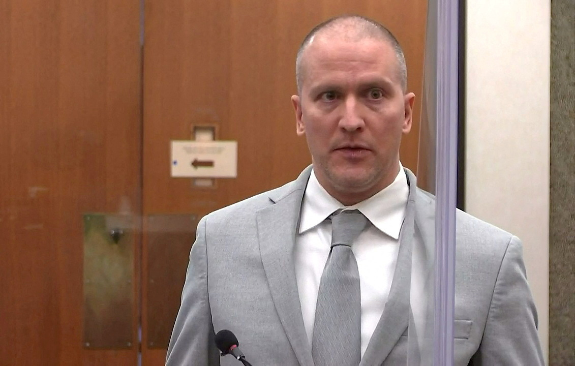 Derek Chauvin, închis pentru uciderea lui George Floyd, a fost înjunghiat de 22 de ori în închisoare. Cine este atacatorul