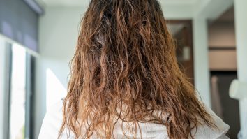 Răceala și mitul părului ud: Specialiștii explică de ce ne îmbolnăvim de fapt când e frig