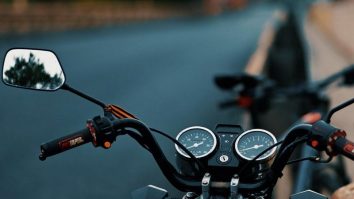 Proiect de lege adoptat: Permisul de conducere categoria B este valabil şi în cazul anumitor tipuri de motociclete