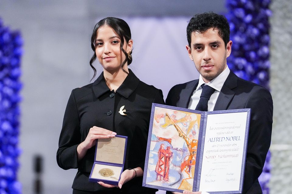 Copiii lui Narges Mohammadi acceptă Premiul Nobel pentru Pace. Activista este închisă în Iran și va începe greva foamei