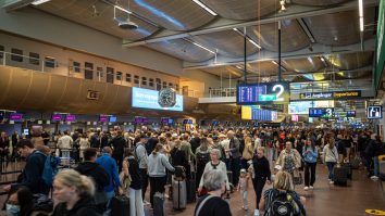 Haos pe autostrăzi și aeroporturi înainte de Crăciun. Sute de mii de români din Diaspora se întorc acasă de sărbători