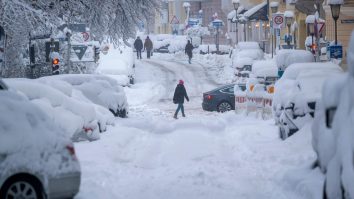 Germania, cuprinsă de ninsori. Aproximativ 760 de zboruri au fost anulate pe aeroportul din München din cauza condițiilor meteo