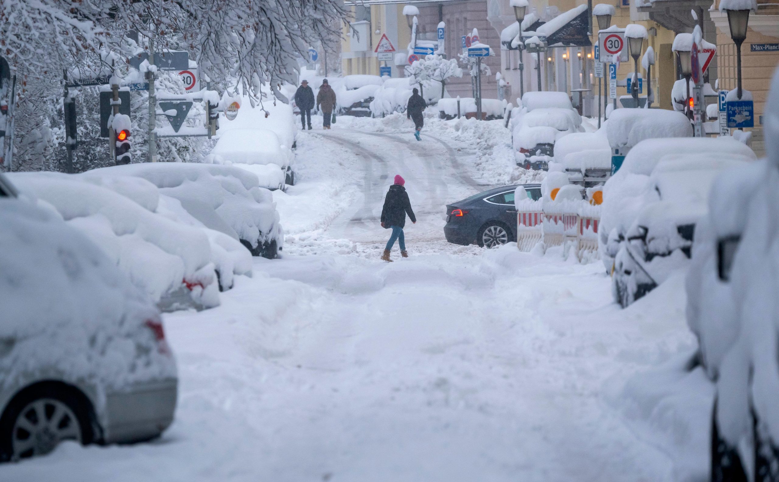 Germania, cuprinsă de ninsori. Aproximativ 760 de zboruri au fost anulate pe aeroportul din München din cauza condițiilor meteo