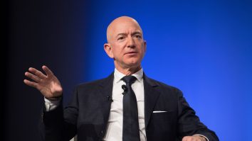 Jeff Bezos va vinde până la 50 de milioane de acţiuni Amazon în următorul an