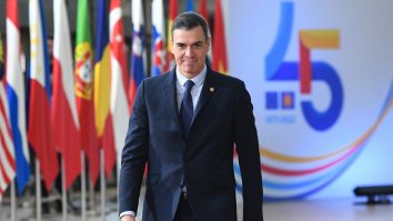 Singur de Crăciun: Pedro Sánchez, un lider detestat și înconjurat de falși admiratori