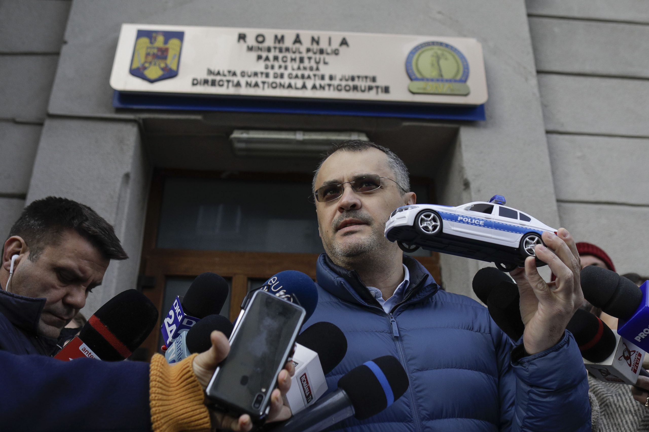 Șeful DNA respinge, ca inadmisibilă, plângerea „petiționarului” Cristian Ghinea. Dosarul achiziției de BMW rămâne clasat. Ghinea are de plătit 500 de lei cheltuieli judiciare