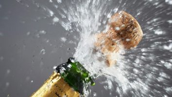 Șampania, pericol public: Medicii din UK vor ca sticlele să aibă dopuri cu filet sau măcar instrucțiuni de deschidere