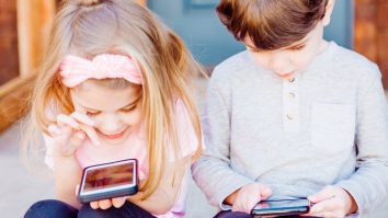 Spania limitează accesul elevilor la telefoanele mobile. Țara va primi un certificat digital pentru accesul minorilor pe internet