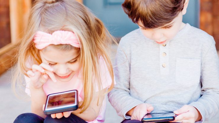 Spania limitează accesul elevilor la telefoanele mobile. Țara va primi un certificat digital pentru accesul minorilor pe internet