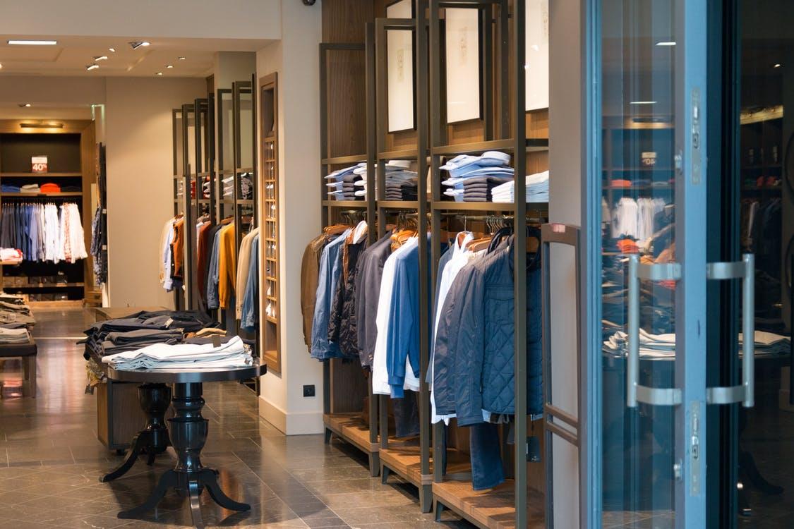 Cumperi mai mult fără să-ți dai seama: Ce truc psihologic aplică mall-urile ca să te țină în febra cumpărăturilor