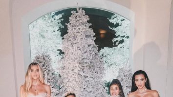 Cum au sărbătorit vedetele Crăciunul? Kim și Khloé Kardashian au pozat fără inhibiții