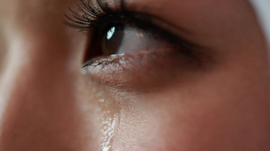 Lacrimile femeilor reduc agresivitatea unui bărbat!