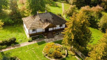 Cum promovezi satul românesc? Ionuț Teoderașcu: „Noi încercăm să facilităm accesul tinerilor la cultura din mediul rural. Aducem mai aproape ceea ce deja avem de online”