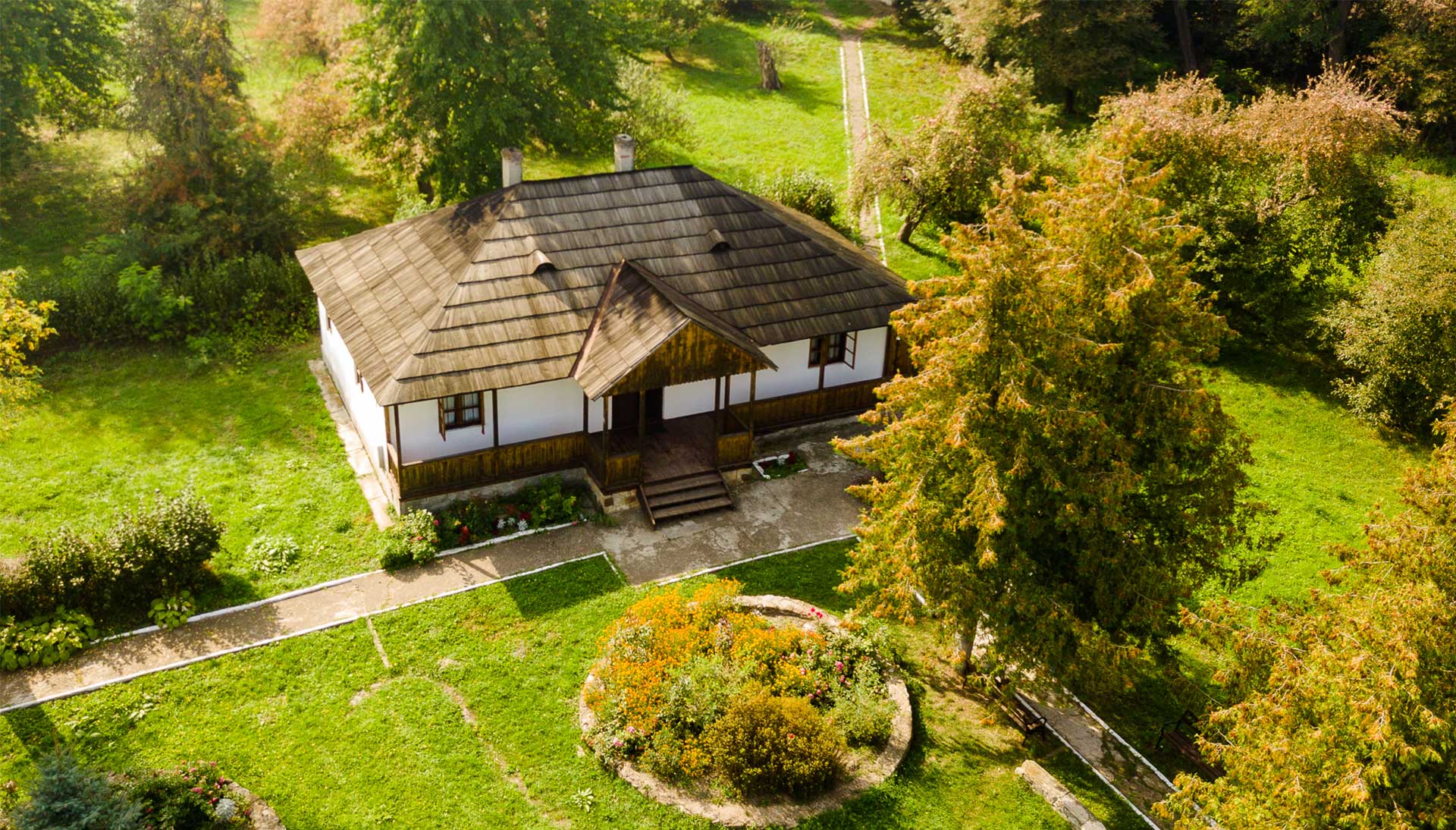 Cum promovezi satul românesc? Ionuț Teoderașcu: „Noi încercăm să facilităm accesul tinerilor la cultura din mediul rural. Aducem mai aproape ceea ce deja avem de online”