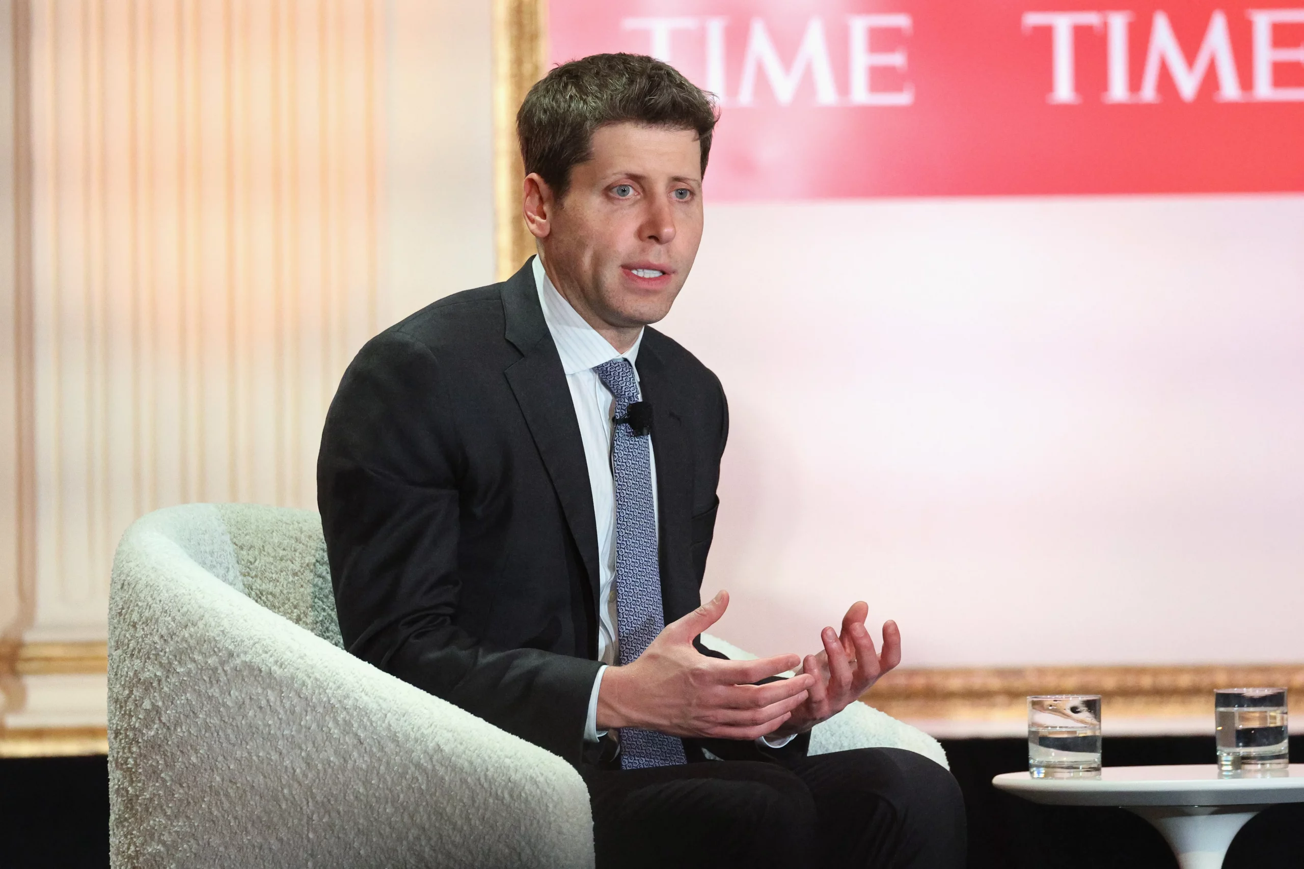 OpenAI și riscurile inteligenței artificiale: Dezvăluirile lui Sam Altman pentru revista TIME, care l-a desemnat „CEO-ul Anului 2023”