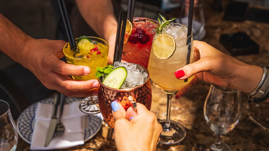 Băutura fără alcool, noua tendință în baruri și restaurante. Mișcarea NoLo a ajuns și în Europa