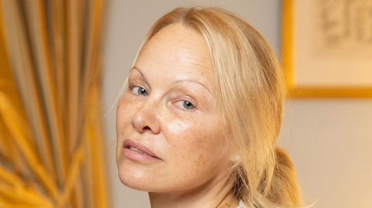 Pamela Anderson își arată frumusețea naturală în cel mai recent videoclip fără machiaj. Ce ținută a ales actrița