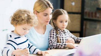 Raport UE: 1 din 4 copii români cu vârsta între 3 și 6 ani nu merge deloc la grădiniță. Ești de acord ca fiecare pensionar care îngrijește un copil să fie plătit din buget cu 1.000 de euro pe lună?