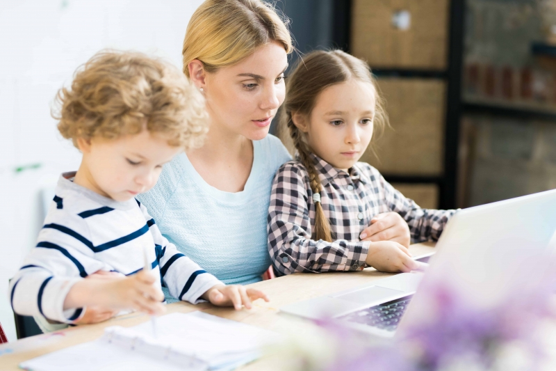 Raport UE: 1 din 4 copii români cu vârsta între 3 și 6 ani nu merge deloc la grădiniță. Ești de acord ca fiecare pensionar care îngrijește un copil să fie plătit din buget cu 1.000 de euro pe lună?