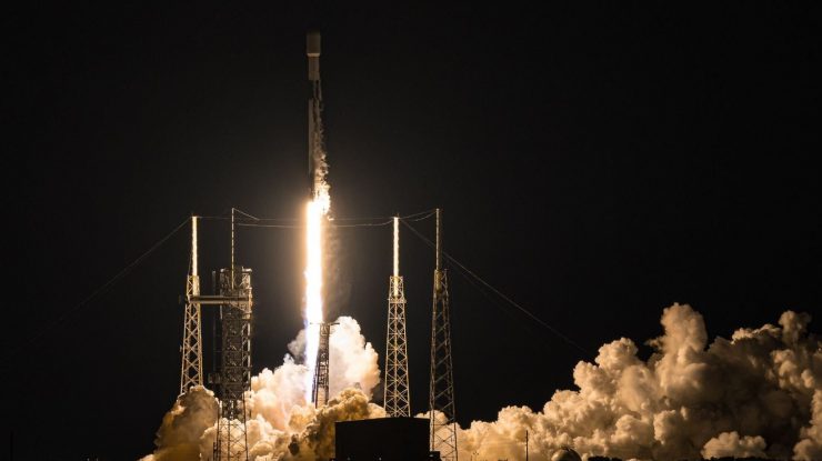 Amazon și SpaceX au încheiat un acord pentru lansarea de sateliți. Când ar urma să decoleze rachetele