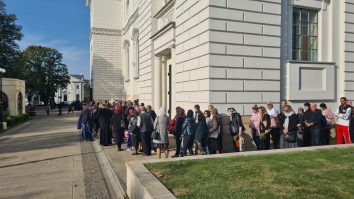 Mesele cu plicuri stau în calea credinței: Credincioșii din Iași se plâng că nu ajung la moaște în Catedrala Sfânta Parascheva din cauza lor