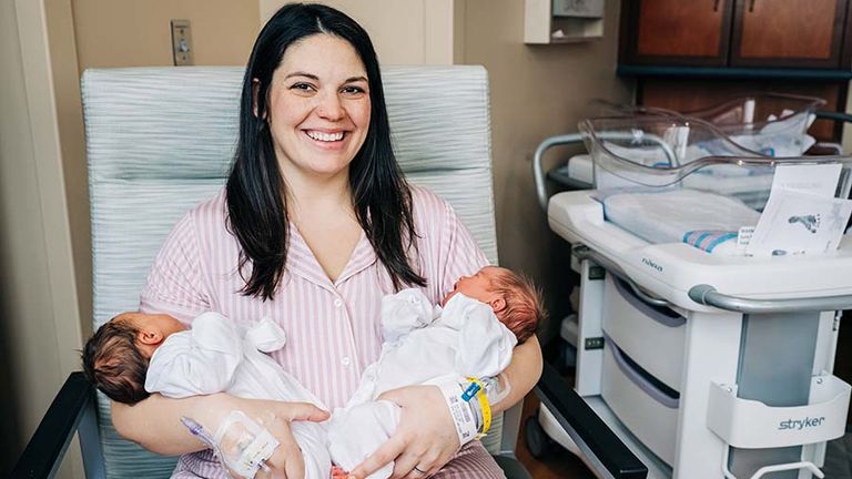 O femeie cu uter dublu a născut doi copii în două zile consecutive